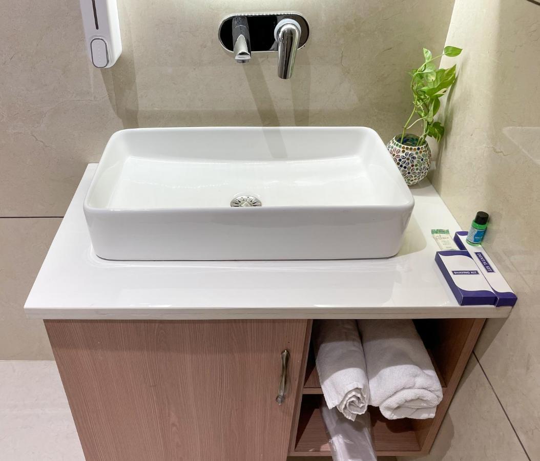 Hotel Crown Savoy, Near Railway Station & Guru Nanak Dev University Amritsar Exterior foto