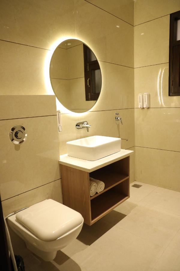 Hotel Crown Savoy, Near Railway Station & Guru Nanak Dev University Amritsar Exterior foto