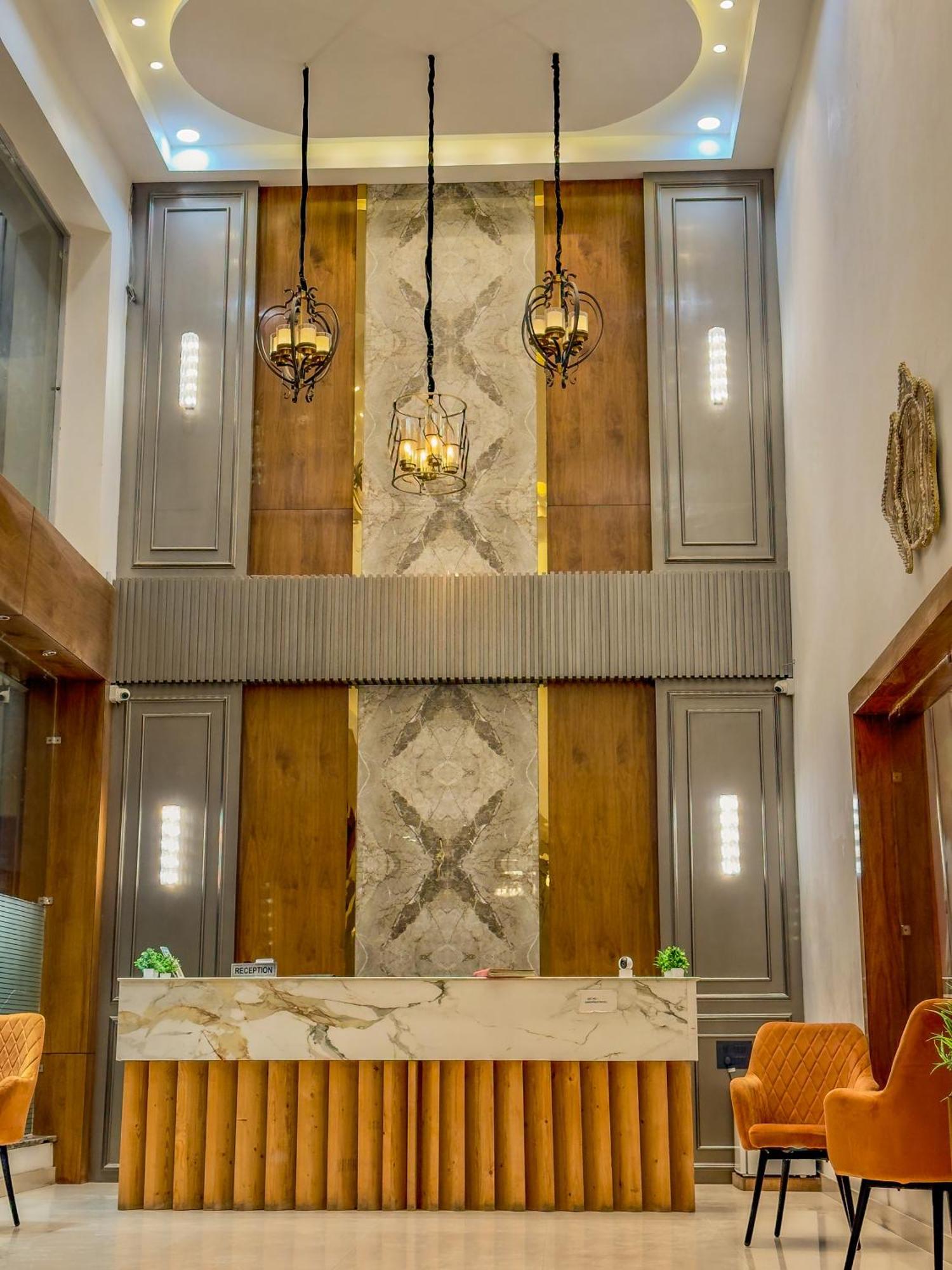 Hotel Crown Savoy, Near Railway Station & Guru Nanak Dev University Amritsar Exterior foto