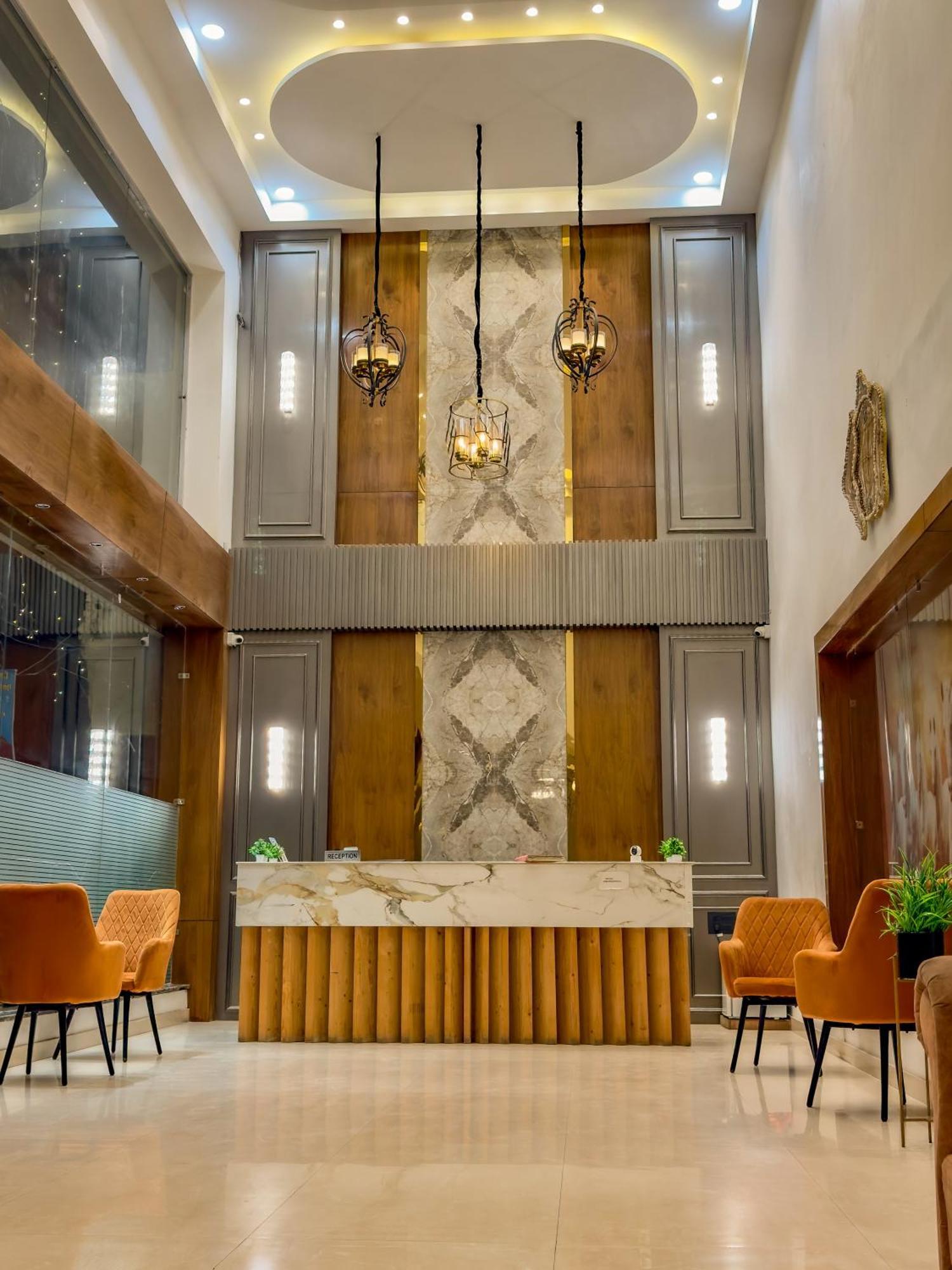 Hotel Crown Savoy, Near Railway Station & Guru Nanak Dev University Amritsar Exterior foto